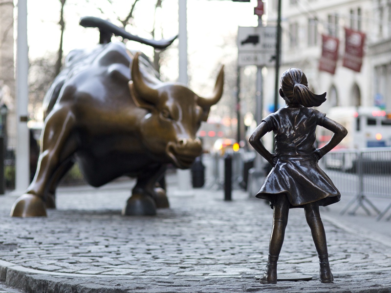 sculpture of wall street bull