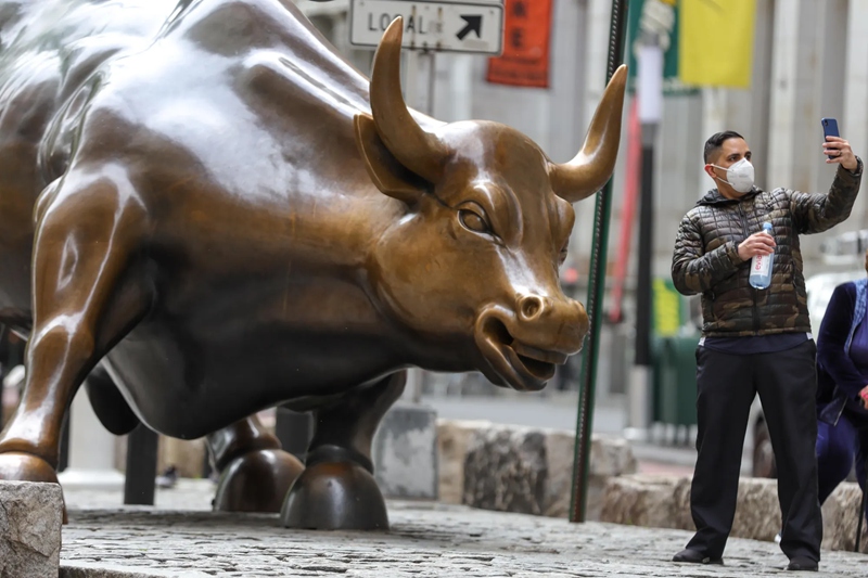 wall street bull sculpture