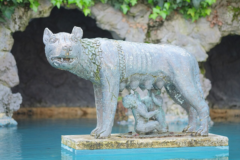 'Romulus_and_Remus'_statue__in_Hamilton_Gardens