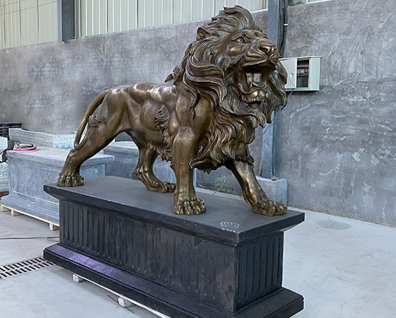 roaring-lion-statue